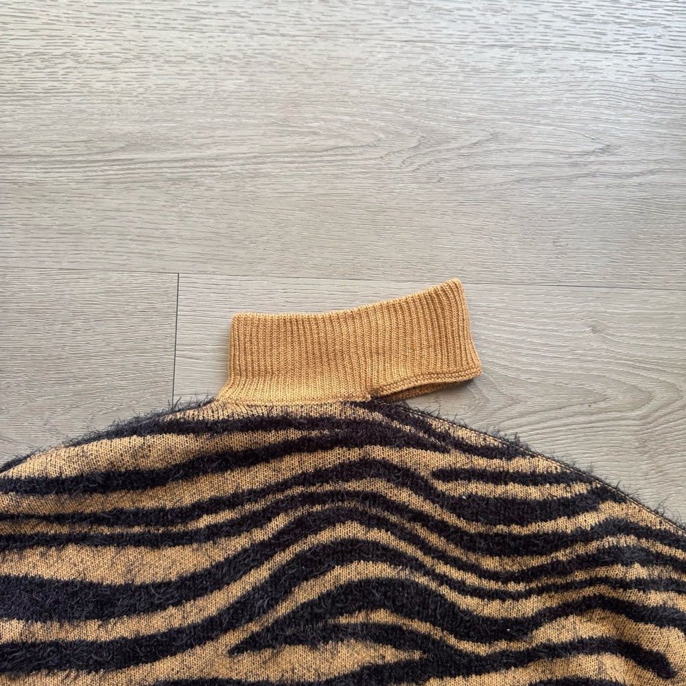 VENUS Tiger Print Cold Shoulder Eyelash Sweater - Picture 4 of 9